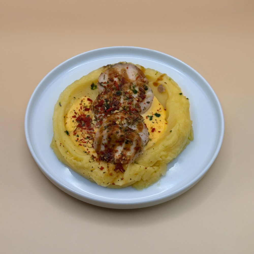 Куряче філе з картопляним пюре та сирним соусом